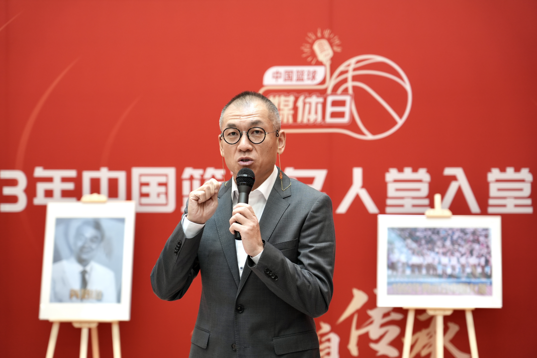 尼克-杨：科比强过乔丹&人们老拿6冠说事 科比扩展了技能包